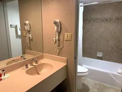 Ramada by Wyndham Kissimmee Gateway - 64