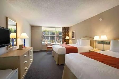Ramada by Wyndham Kissimmee Gateway - 38