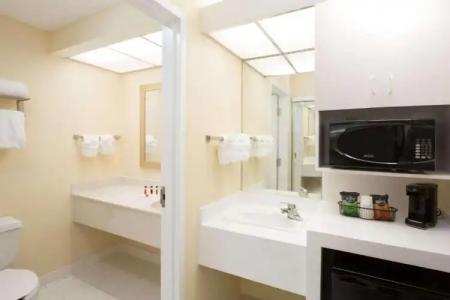 Ramada by Wyndham Kissimmee Gateway - 73