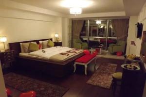 The Gala Palace Suits, Kars