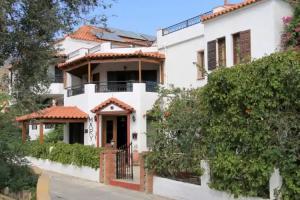 Hotel Mary, Marathokampos