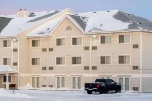 Travelodge Suites by Wyndham Regina - Eastgate Bay, Regina