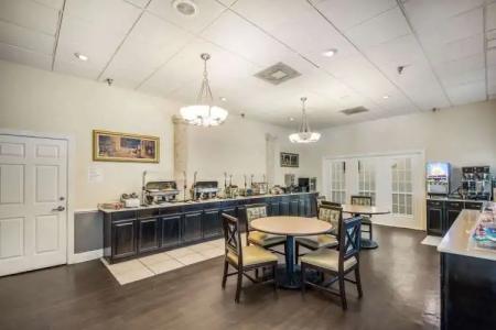 Clarion Inn & Suites Central Clearwater Beach - 17