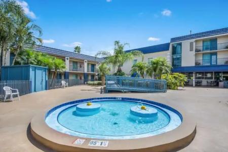 Clarion Inn & Suites Central Clearwater Beach - 32