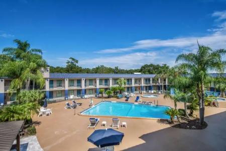 Clarion Inn & Suites Central Clearwater Beach - 33