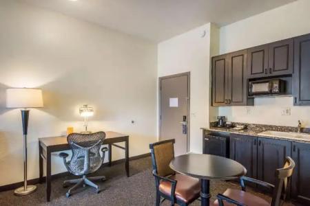 Clarion Inn & Suites Central Clearwater Beach - 70