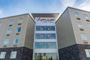 Applause Hotel Calgary Airport by CLIQUE, Calgary