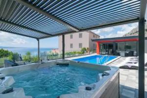 Nice Home In With 4 Bedrooms, Jacuzzi And Outdoor Swimming Pool, Omis