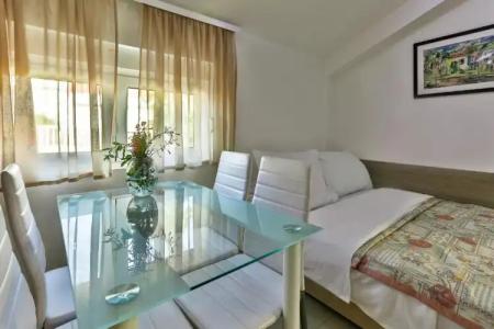 Villa Velzon Guesthouse - 81