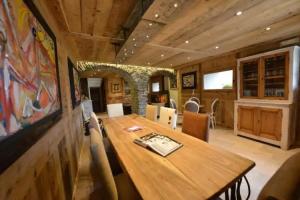 La Maison de Dolphe Chalet de Charme & Art gallery, Arcesaz