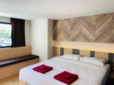 Room Actually - 106