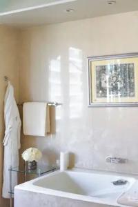 Four Seasons George V Paris - 30