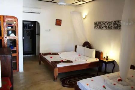 Moonshine Uroa Boutique - 95