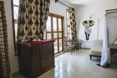 Moonshine Uroa Boutique - 122