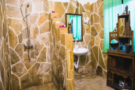 Moonshine Uroa Boutique - 9