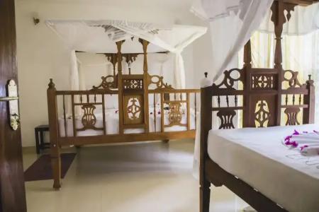 Moonshine Uroa Boutique - 158