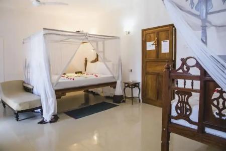 Moonshine Uroa Boutique - 117