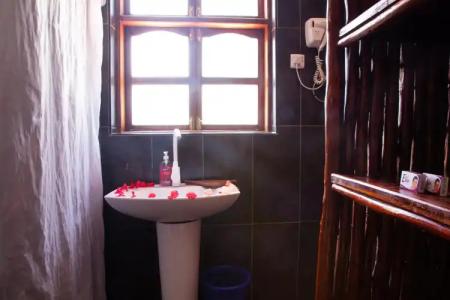 Moonshine Uroa Boutique - 8