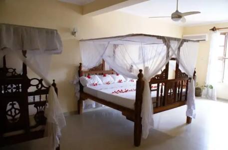 Moonshine Uroa Boutique - 63