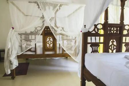 Moonshine Uroa Boutique - 175