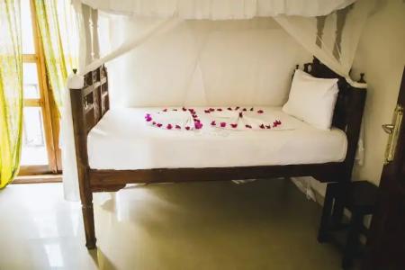 Moonshine Uroa Boutique - 157