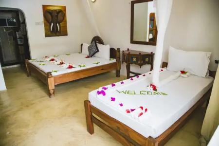 Moonshine Uroa Boutique - 85