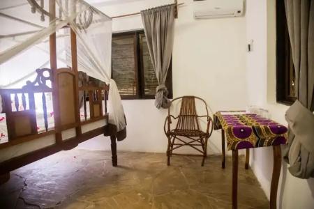 Moonshine Uroa Boutique - 185