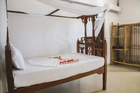 Moonshine Uroa Boutique - 105