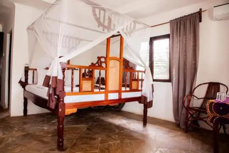 Moonshine Uroa Boutique - 6