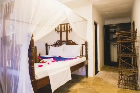 Moonshine Uroa Boutique - 184