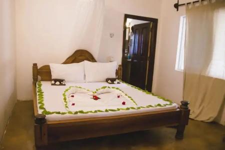 Moonshine Uroa Boutique - 72