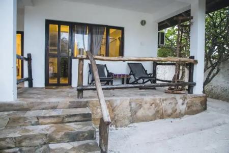 Moonshine Uroa Boutique - 193