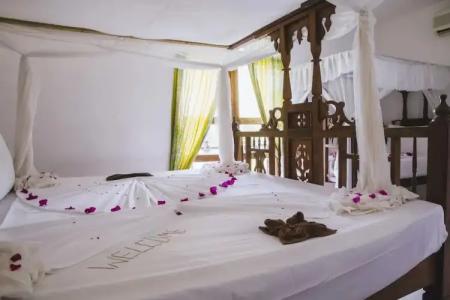 Moonshine Uroa Boutique - 155