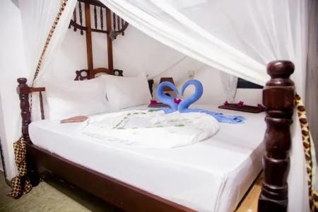 Moonshine Uroa Boutique - 183