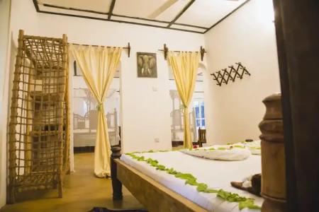 Moonshine Uroa Boutique - 97