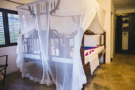 Moonshine Uroa Boutique - 192