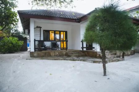 Moonshine Uroa Boutique - 190