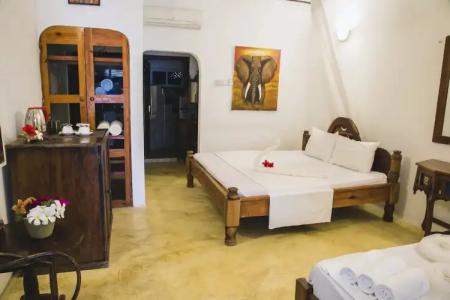 Moonshine Uroa Boutique - 81