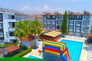 Andros Family Club, Side