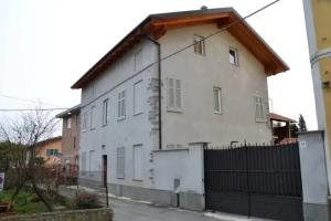 "B&B Sans egal", con camere private e appartamenti al piano terra zona stazione, Biella