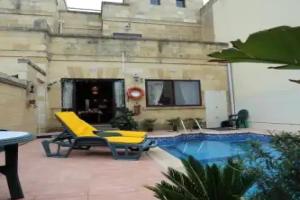 Grotto's Paradise B&B, Gharb
