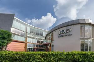 Jolly Suites and Spa Petchkasem