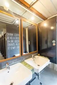 The Yard Bangkok Hostel - 77