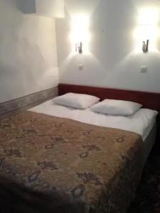 Three Crowns Residents - 100