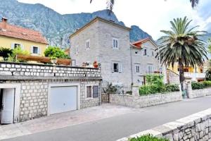 Apartments Ave R, Kotor