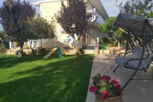 Pelagos Studios, Alikanas