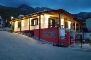 A Casa di Amy, Macari