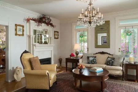 White Doe Inn Bed & Breakfast - 1