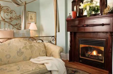 White Doe Inn Bed & Breakfast - 3