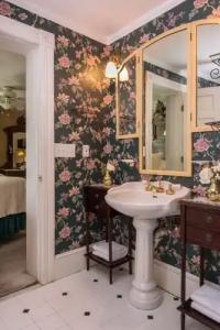 White Doe Inn Bed & Breakfast - 51